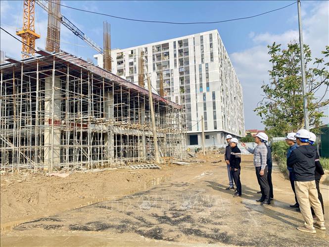 Chủ đầu tư và đơn vị giám sát thường xuyên có mặt tại công trường thi công tại Dự án thí điểm nhà ở xã hội giai đoạn II tại phường Thành Sen. Ảnh: Hữu Quyết – TTXVN
