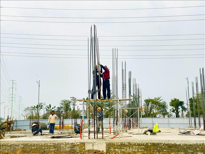 Công nhân tham gia thi công tại Dự án thí điểm nhà ở xã hội giai đoạn II tại phường Thành Sen. Ảnh: Hữu Quyết – TTXVN
