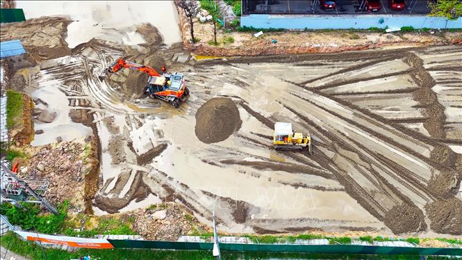 Máy móc tham gia thi công tại Dự án thí điểm nhà ở xã hội giai đoạn II tại phường Thành Sen. Ảnh: Hữu Quyết – TTXVN