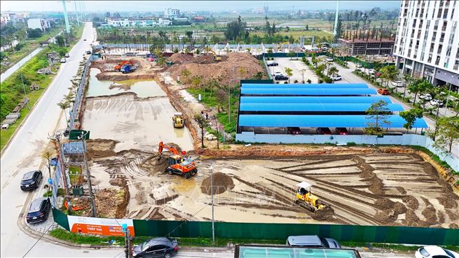 Hiện các nhà thầu đang triển khai thi công “3 ca, 4 kíp” nhằm đẩy nhanh tiến độ dự án nhà ở xã hội tại phường Thành Sen. Ảnh: Hữu Quyết – TTXVN