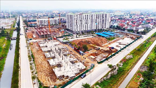 Dự án thí điểm nhà ở xã hội giai đoạn II tại phường Thành Sen đang được các đơn vị khẩn trương thi công. Ảnh: Hữu Quyết – TTXVN