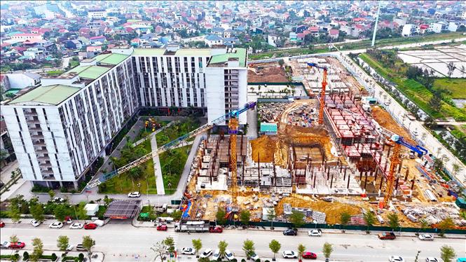 Dự án thí điểm nhà ở xã hội giai đoạn II tại phường Thành Sen, gồm 3 tòa nhà cao 12 tầng, cung cấp hơn 500 căn hộ. Ảnh: Hữu Quyết – TTXVN