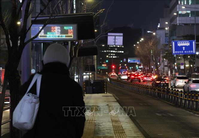 Một điểm dừng xe buýt tại thủ đô Seoul, Hàn Quốc, ngày 13/1/2026. Ảnh: Yonhap/TTXVN