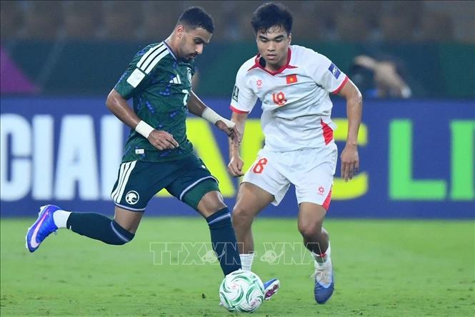 A fight for the ball between Vietnamese and Saudi Arabian players. VNA/Photo by courtesy
