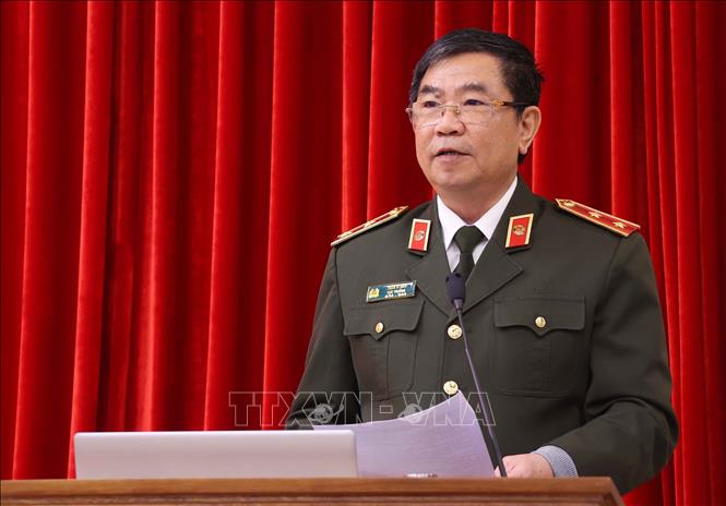 Trung tướng, GS.TS Trần Vi Dân, Ủy viên kiêm Phó Tổng Thư ký Hội đồng Lý luận Trung ương trình bày tham luận: “Thế trận bảo vệ Tổ quốc Việt Nam xã hội chủ nghĩa”. Ảnh: Văn Điệp – TTXVN