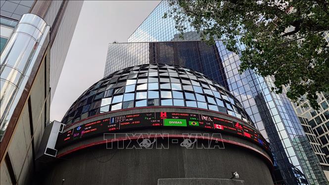 Thông tin giá cổ phiếu trên nóc Sàn giao dịch chứng khoán Mexico tại trung tâm thủ đô Mexico City.  Ảnh: Phi Hùng - PV TTXVN tại Mexico
