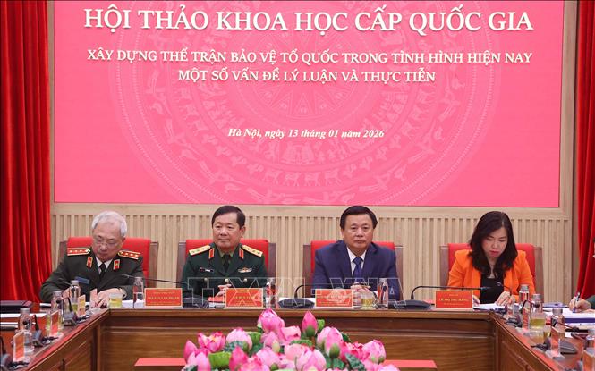 GS.TS Nguyễn Xuân Thắng và các đại bểu chủ trì Hội thảo. Ảnh: Văn Điệp – TTXVN