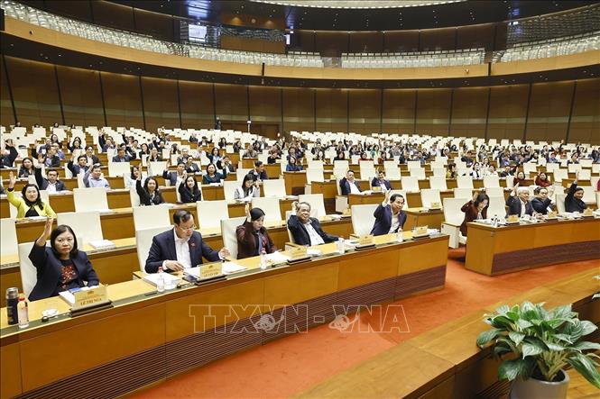 Chủ tịch Quốc hội Trần Thanh Mẫn và đại biểu biểu quyết. Ảnh: Doãn Tấn - TTXVN