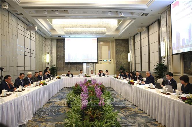 Permanent Deputy Prime Minister Nguyen Hoa Binh meets with Singaporean investors. VNA/Photo by courtesy