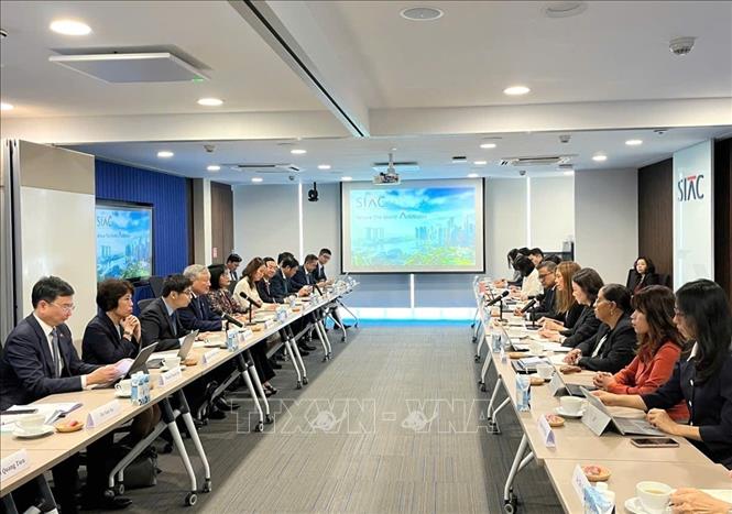 Permanent Deputy Prime Minister Nguyen Hoa Binh has a working session with leaders of the Singapore International Arbitration Centre. VNA/Photo by courtesy