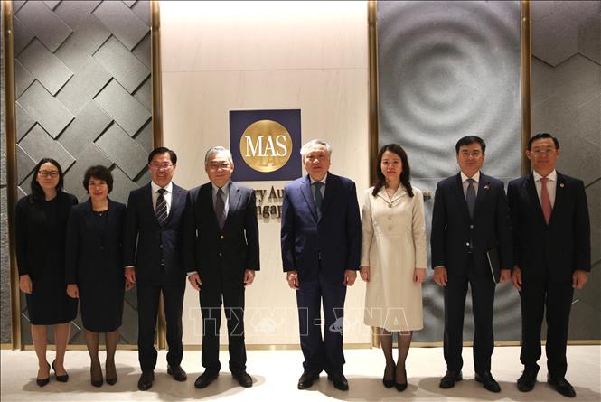 Permanent Deputy Prime Minister Nguyen Hoa Binh meets with Singaporean Deputy Prime Minister, Minister for Trade and Industry and Chairman of the Monetary Authority of Singapore Gan Kim Yong. VNA/Photo by courtesy