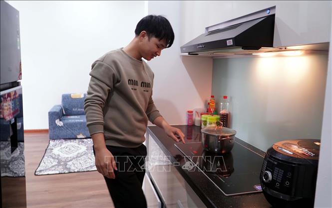 Gia đình anh Phạm Trường Nam, xã Tây Tiến (tỉnh Hưng Yên), sinh sống tại căn nhà gần 60m2 với giá 700 triệu đồng thuộc Dự án nhà ở xã hội khu C phường Vũ Phúc. Ảnh: Nguyễn Công Hải - TTXVN