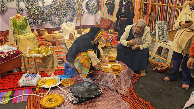 Phụ nữ Bắc Phi tái hiện không gian ẩm thực truyền thống trong lễ hội đầu năm của dân tộc Kabyle. Ảnh: Nguyễn An - PV CQTT tại Algeria