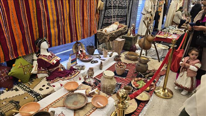 Trưng bày bếp nấu món Couscous và trang phục Kabyle tại lễ hội. Ảnh: Nguyễn An - PV CQTT tại Algeria