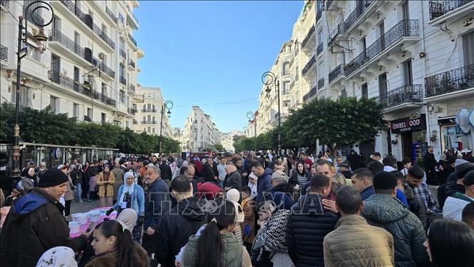 Người dân thủ đô Algiers xuống đường chào đón năm mới truyền thống. Ảnh: Nguyễn An - PV CQTT tại Algeria
