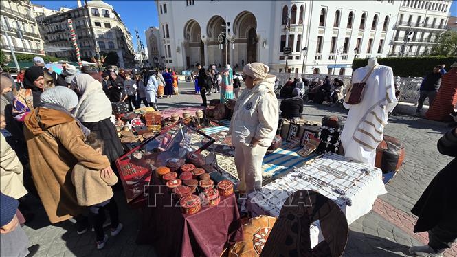 Các quầy hàng truyền thống trưng bày các đồ vật đậm nét văn hóa địa phương. Ảnh: Nguyễn An - PV CQTT tại Algeria