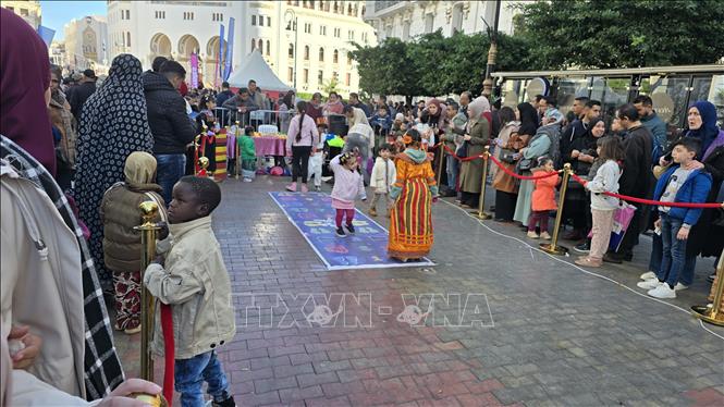 Trẻ em trong trang phục truyền thống chơi các trò chơi dân gian trên phố đi bộ ở Algiers. Ảnh: Nguyễn An - PV CQTT tại Algeria