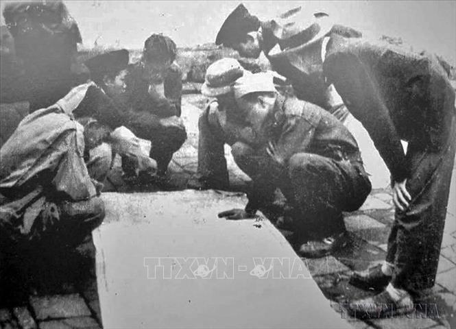 Ban chỉ huy Trung đoàn Thủ đô bàn kế hoạch tác chiến trong những ngày Toàn quốc kháng chiến. Ảnh: TTXVN phát