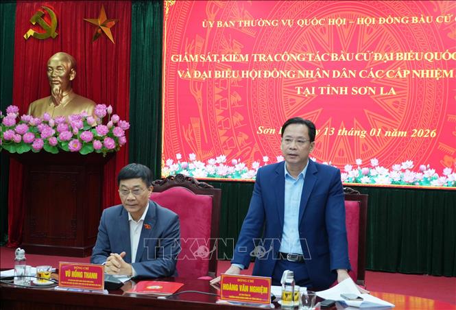 Ông Hoàng Văn Nghiệm, Bí thư Tỉnh ủy, Trưởng Đoàn đại biểu Quốc hội tỉnh Sơn La, phát biểu tại buổi làm việc. Ảnh: Nguyễn Cường - TTXVN