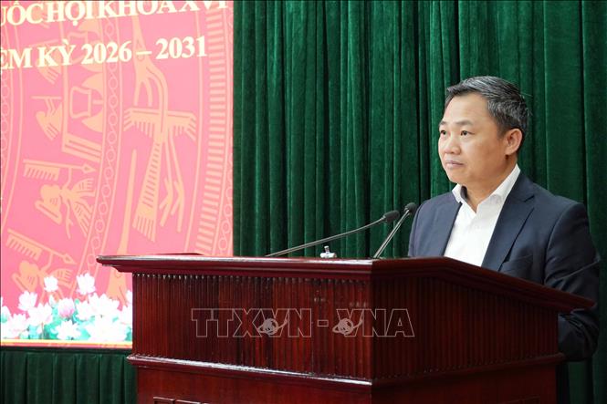 Ông Nguyễn Đình Việt, Chủ tịch UBND tỉnh, Chủ tịch Ủy ban bầu cử tỉnh Sơn La, báo cáo tại buổi làm việc. Ảnh: Nguyễn Cường - TTXVN. 