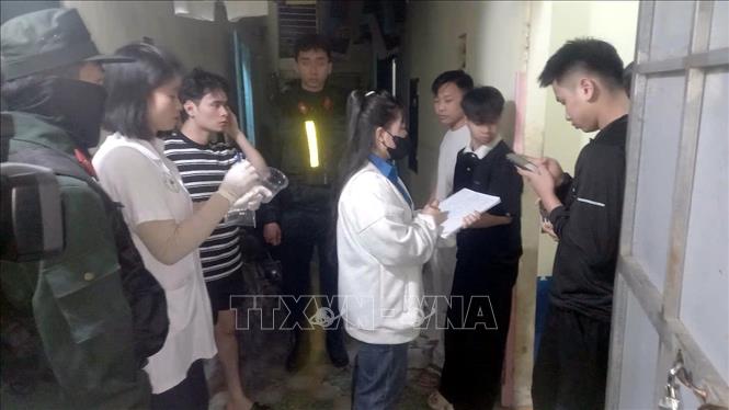 Lực lượng chức năng kiểm tra, xét nghiệm ma túy đối với người lao động tại các khu nhà trọ tại xã Mao Điền. Ảnh: TTXVN phát 