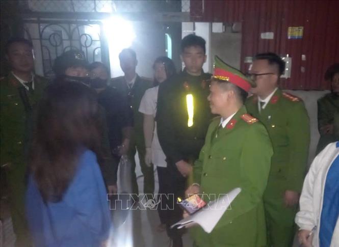 Lực lượng chức năng kiểm tra, xét nghiệm ma túy đối với người lao động tại các khu nhà trọ tại xã Mao Điền, thành phố Hải Phòng. Ảnh: TTXVN phát 
