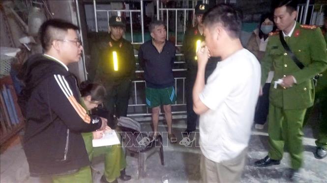 Lực lượng chức năng kiểm tra, xét nghiệm ma túy đối với người lao động tại các khu nhà trọ tại xã Mao Điền. Ảnh: TTXVN phát