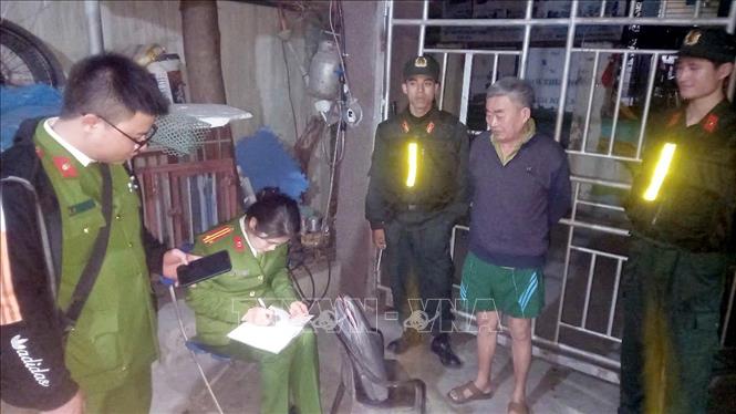 Lực lượng chức năng kiểm tra, xét nghiệm ma túy đối với người lao động tại các khu nhà trọ tại xã Mao Điền. Ảnh: TTXVN phát