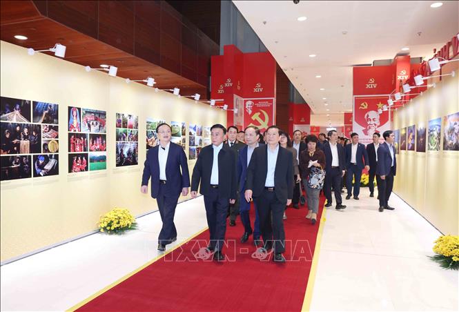 Thường trực Ban Bí thư Trần Cẩm Tú kiểm tra Khu trưng bày các ấn phẩm xuất bản tại Đại hội. Ảnh: Phương Hoa – TTXVN