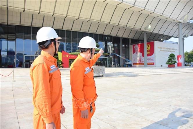 Chuẩn bị các phương án đảm bảo điện phục vụ Đại hội đại biểu toàn quốc lần thứ XIV của Đảng. Ảnh: Quốc Lũy - TTXVN.