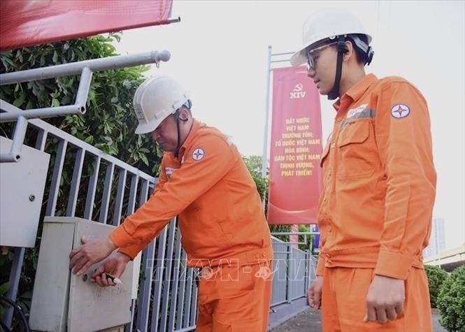 Công nhân EVNHANOI kiểm tra tình trạng thiết bị điện tại các vị trí trọng điểm. Ảnh: Quốc Lũy - TTXVN