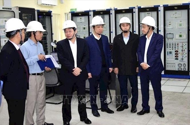 Đại diện Công ty Lưới điện cao thế thành phố Hà Nội báo cáo công tác đảm bảo điện phục vụ Đại hội XIV. Ảnh: Quốc Lũy - TTXVN 