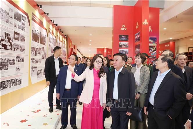 Thường trực Ban Bí thư Trần Cẩm Tú kiểm tra Khu trưng ảnh “Dưới cờ Đảng - đất nước tiến vào kỷ nguyên mới” do TTXVN thực hiện. Ảnh: Phương Hoa – TTXVN
