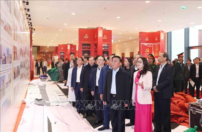 Thường trực Ban Bí thư Trần Cẩm Tú kiểm tra Khu trưng ảnh “Dưới cờ Đảng - đất nước tiến vào kỷ nguyên mới” do TTXVN thực hiện. Ảnh: Phương Hoa – TTXVN