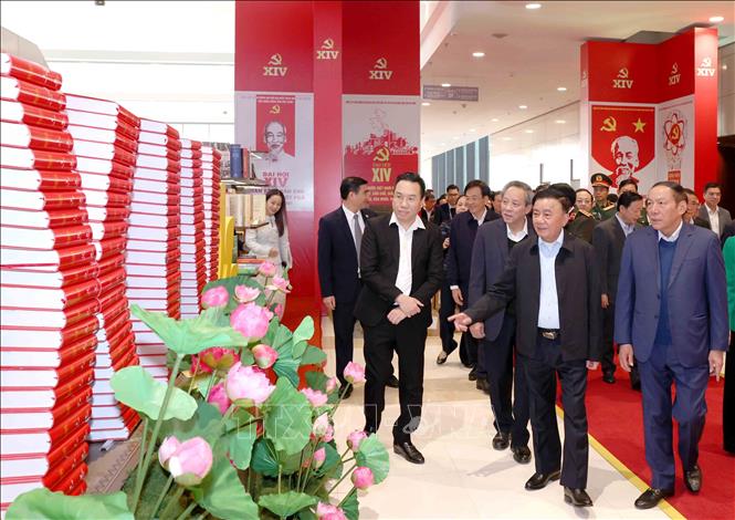 Thường trực Ban Bí thư Trần Cẩm Tú kiểm tra Khu trưng bày các ấn phẩm xuất bản tại Đại hội. Ảnh: Phương Hoa – TTXVN