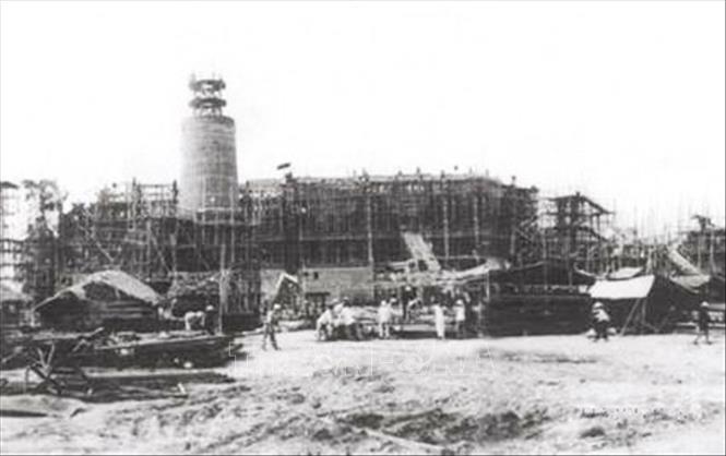 Giai đoạn 1946-1960, Đảng Cộng sản Việt Nam đồng thời lãnh đạo cách mạng xã hội chủ nghĩa ở miền Bắc (khôi phục kinh tế, cải tạo XHCN) và cách mạng dân tộc dân chủ nhân dân ở miền Nam (phong trào Đồng khởi). Trong ảnh: Nhà máy điện Việt Trì được khởi công xây dựng năm 1959, khánh thành năm 1962, cấp điện phục vụ sản xuất cho khu công nghiệp Việt Trì và phát triển văn hóa-xã hội cho các tỉnh Phú Thọ, Vĩnh Phúc, Tuyên Quang, Hà Giang. Ảnh: TTXVN phát