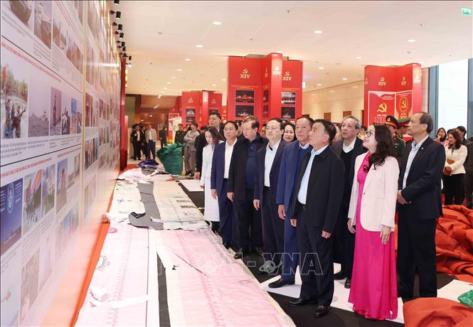 Thường trực Ban Bí thư Trần Cẩm Tú kiểm tra Khu trưng ảnh “Dưới cờ Đảng - đất nước tiến vào kỷ nguyên mới” do TTXVN thực hiện. Ảnh: Phương Hoa – TTXVN