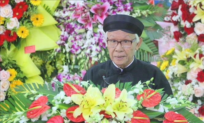 Ông Nguyễn Tấn Đạt, Trưởng Ban Trị sự Trung ương Giáo hội Phật giáo Hòa Hảo phát biểu tại Đại lễ kỷ niệm 106 năm Ngày Đản sinh Đức Huỳnh Giáo chủ Phật giáo Hòa Hảo. Ảnh: Công Mạo-TTXVN