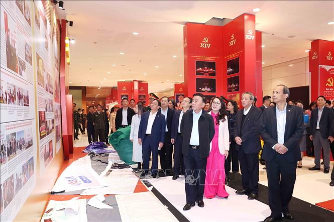 Thường trực Ban Bí thư Trần Cẩm Tú kiểm tra Khu trưng ảnh “Dưới cờ Đảng - đất nước tiến vào kỷ nguyên mới” do TTXVN thực hiện. Ảnh: Phương Hoa – TTXVN