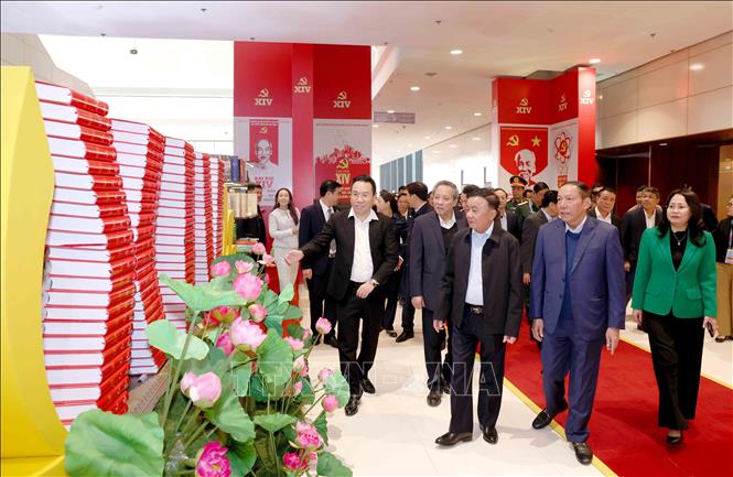 Thường trực Ban Bí thư Trần Cẩm Tú kiểm tra Khu trưng bày các ấn phẩm xuất bản tại Đại hội. Ảnh: Phương Hoa – TTXVN