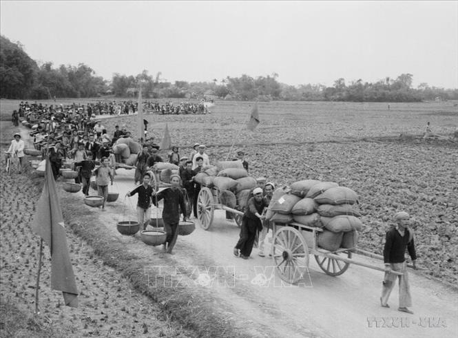 Trải qua hai thời kì: Khôi phục kinh tế (1955 - 1957) và kế hoạch ba năm cải tạo xã hội chủ nghĩa (1958 - 1960), miền Bắc đã nỗ lực vượt qua mọi khó khăn, thiếu thốn để khôi phục và phát triển sản xuất, mọi mặt đời sống xã hội nhân dân có nhiều chuyển biến lớn lao. Trong ảnh: Nông dân xã Hoàng Ngô, huyện Quốc Oai, tỉnh Sơn Tây chuyển thóc tới kho của Nhà nước (12/1960). Ảnh: Văn Bảo - TTXVN