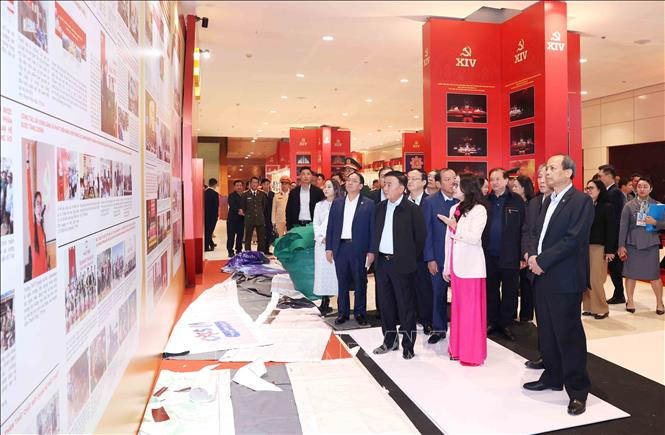 Thường trực Ban Bí thư Trần Cẩm Tú kiểm tra Khu trưng ảnh “Dưới cờ Đảng - đất nước tiến vào kỷ nguyên mới” do TTXVN thực hiện. Ảnh: Phương Hoa – TTXVN