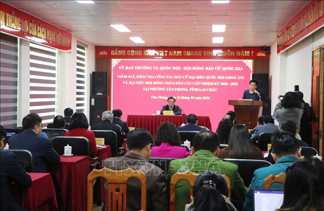 Đoàn Công tác của Uỷ ban Thường vụ Quốc hội, Hội đồng bầu cử quốc gia làm việc với Ban bầu cử số 2 và Uỷ ban Bầu cử phường Tân Phong về công tác bầu cử. Ảnh: Nguyễn Oanh-TTXVN