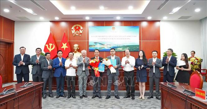 Bí thư Tỉnh ủy Cà Mau Nguyễn Hồ Hải (thứ 5, bên phải) và ông Nghiêm Giới Hòa (thứ 6, bên trái), người sáng lập Tập đoàn Xây dựng Thái Bình Dương, tại lễ ký. Ảnh: Huỳnh Anh - TTXVN