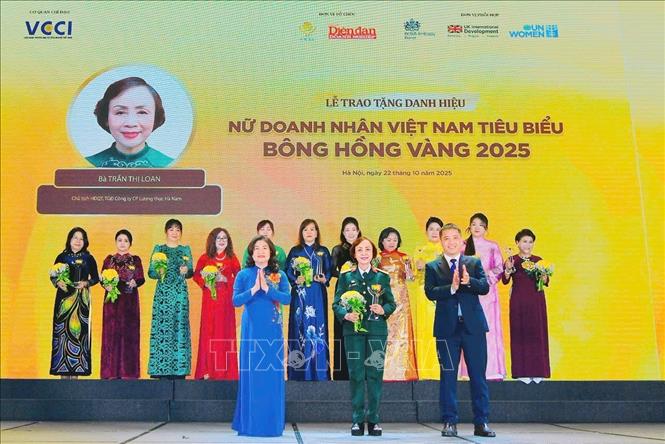 Năm 2025, bà Trần Thị Loan  được vinh danh là “nữ Doanh nhân Việt Nam tiêu biểu - Bông Hồng Vàng năm 2025”. Ảnh: Đại Nghĩa - TTXVN