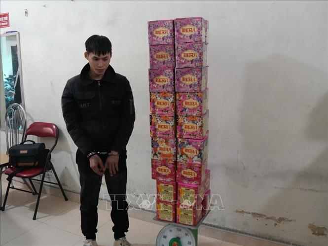 Đối tượng Hà Văn Giáp cùng số pháo hoa tang vật. Ảnh: TTXVN phát 