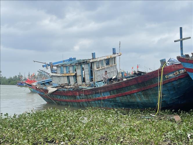 Tàu cá QNg 92821 Công suất 612Cv của ông Lê Văn Phòng, thôn Phổ Trung, xã An Phú đang được tháo dỡ để nhận hỗ trợ từ chính sách hỗ trợ giải bản tàu cá của tỉnh Quảng Ngãi. Ảnh: Phạm Cường