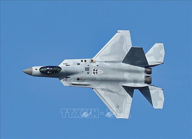 Máy bay chiến đấu nội địa KF-21 của Hàn Quốc bay trình diễn tại Triển lãm Quốc phòng & Hàng không vũ trụ quốc tế Seoul tại Căn cứ Không quân Seoul ở Seongnam, ngày 17/10/2025. Ảnh: Yonhap/TTXVN