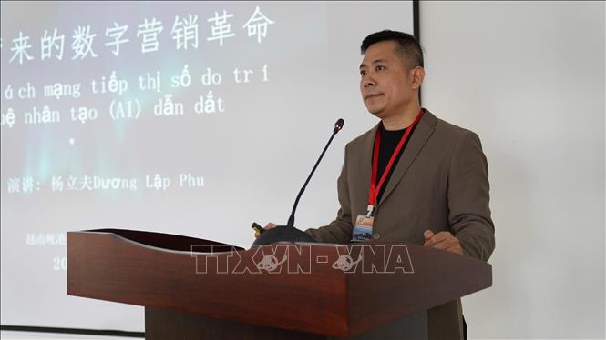 Đại diện doanh nghiệp đến từ Trung Quốc chia sẻ kinh nghiệm tại buổi giao lưu. Ảnh: Khoa Chương - TTXVN