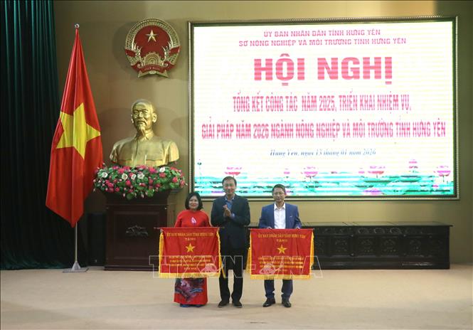 Lãnh đạo UBND tỉnh Hưng Yên trao tặng cờ thi đua của UBND tỉnh Hưng Yên cho các tập thể có thành tích xuất sắc trong công tác nông nghiệp và môi trường năm 2025. Ảnh: Mạnh Khánh-TTXVN